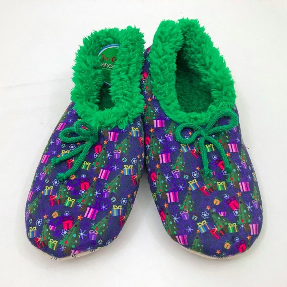 NWT Snoozies Men's Slippers Christmas Packages Design with Green Bow Large 11/12 - Picture 1 of 6